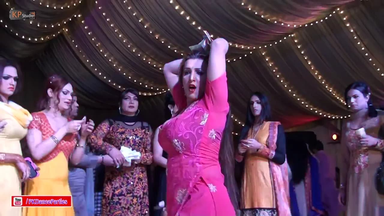 LAILA PERFORMING @ PUNJABI SHADI MUJRA 2016