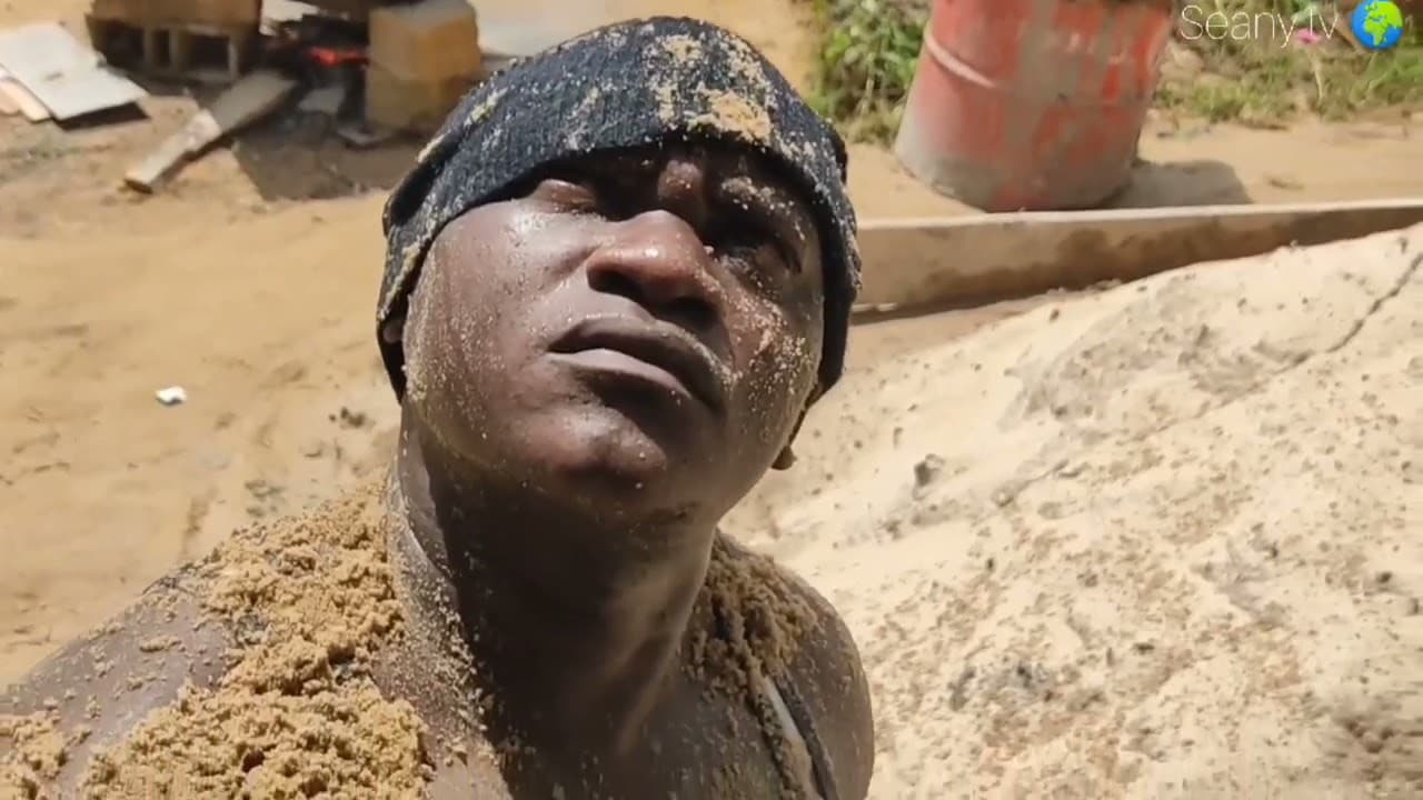 IL VERSE DU SABLE SUR LUI 😱