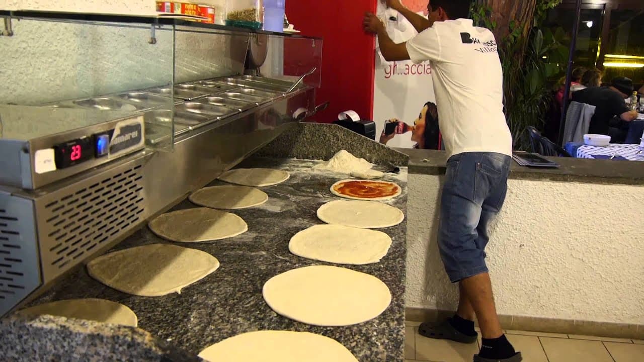 Pizzaiolo Alberto al lavoro