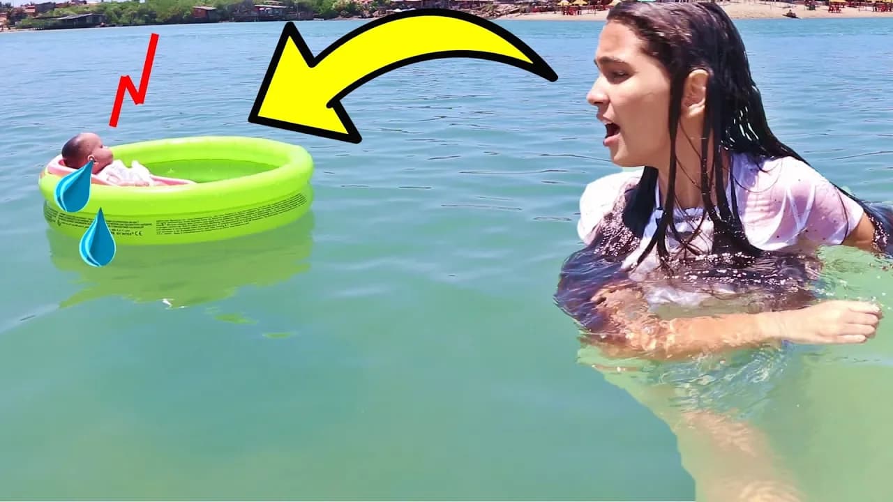 Bela Bagunça Tenta Salvar Bebê, Crianças no Mar - KIDS PRETEND PLAY TO SAVE BABY | Bela Bagunça