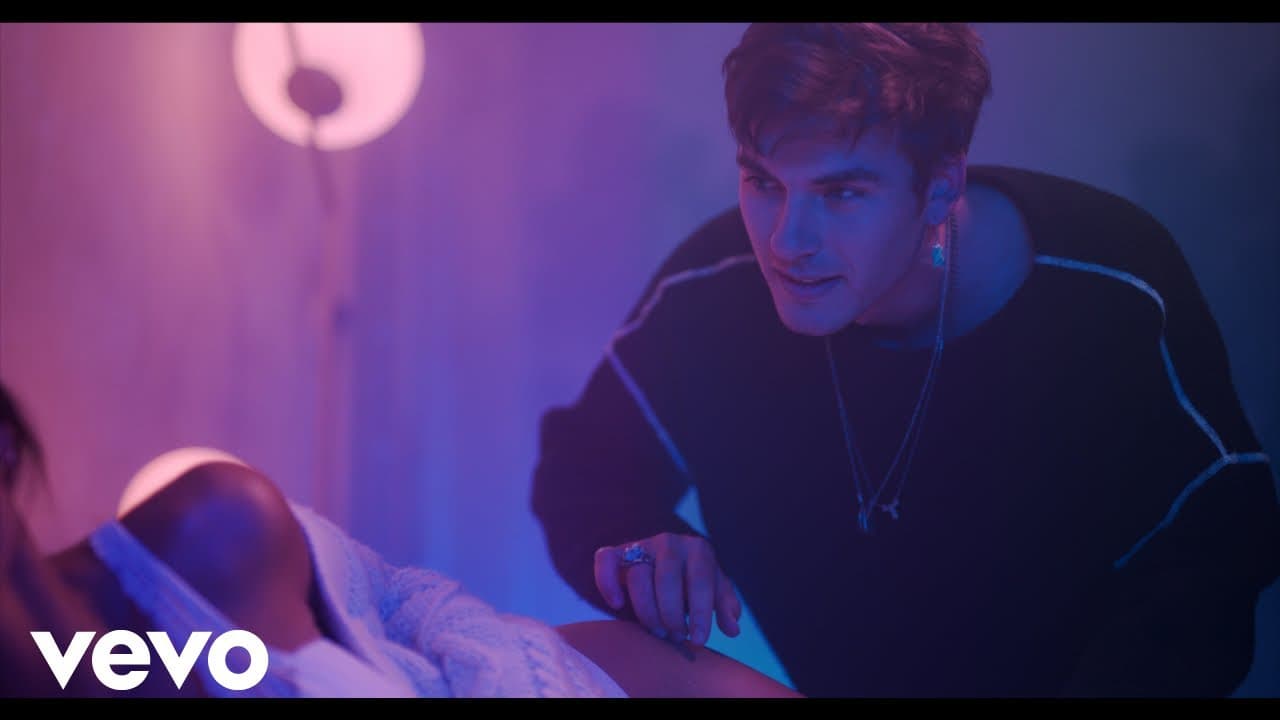 Dvicio - Sobrenatural ft. FARIANA