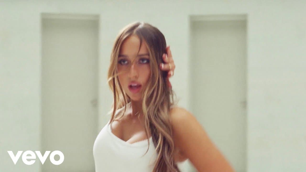 Tate McRae - Revolving door (Lyric Video)