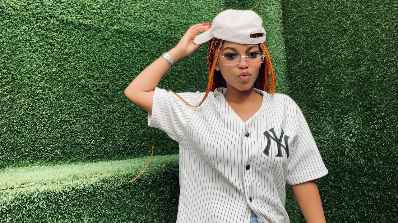 Zee Nxumalo - Siyajola (Acoustic Performance)