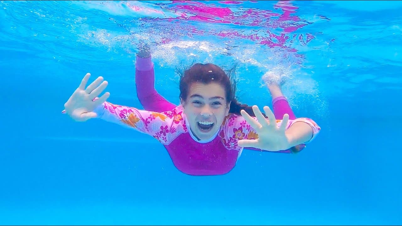 Mia, Nastya y Artem van a nadar en la piscina, cuentos infantiles
