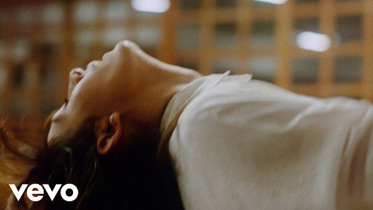 Leiva, Daniela Spalla - Cuando Te Muerdes El Labio (Video Oficial)